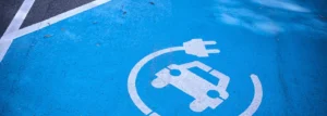 niebieskie miejsce parkingowe dla samochodu elektrycznego