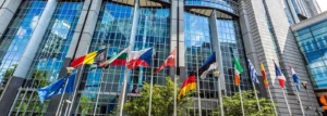 Flagi przed budynkiem parlamentu europejskiego
